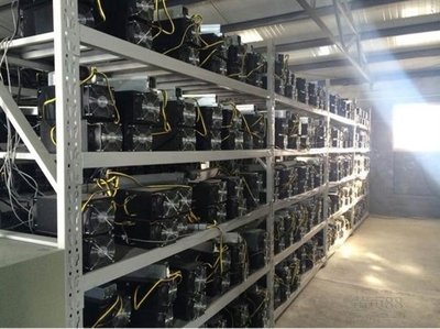 An expansive mining farm in the USA, buzzing with activity and innovation
